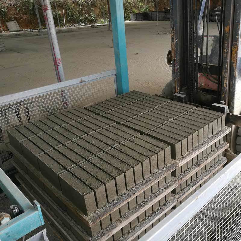 Sprostitev potenciala strojev za izdelavo tlakovcev v industriji betonskih strojev