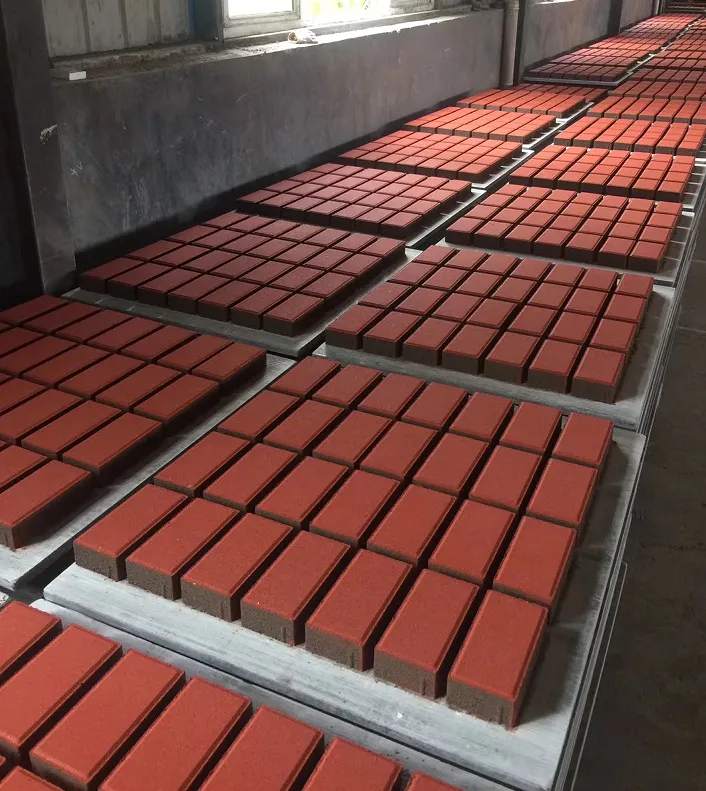 Oblikovanje cementnih blokov: 5 kritičnih parametrov, ki določajo trdnost blokov in površinsko obdelavo