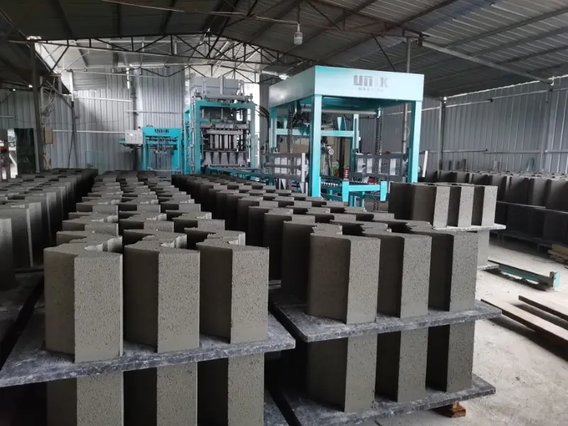 Fascinantni svet strojev za votle bloke: vodnik po strojih za beton v proizvodni in gradbeni industriji