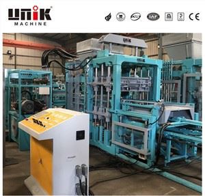 Stroj za izdelavo votlih blokov iz cementnega betona