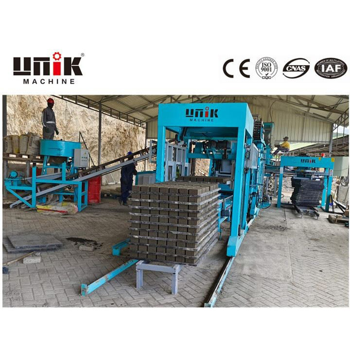 Stroj za izdelavo stisnjenih zemeljskih blokov