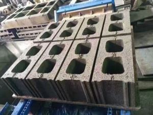 Stroj za izdelavo votlih betonskih blokov