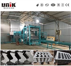 Stroj za izdelavo robnikov